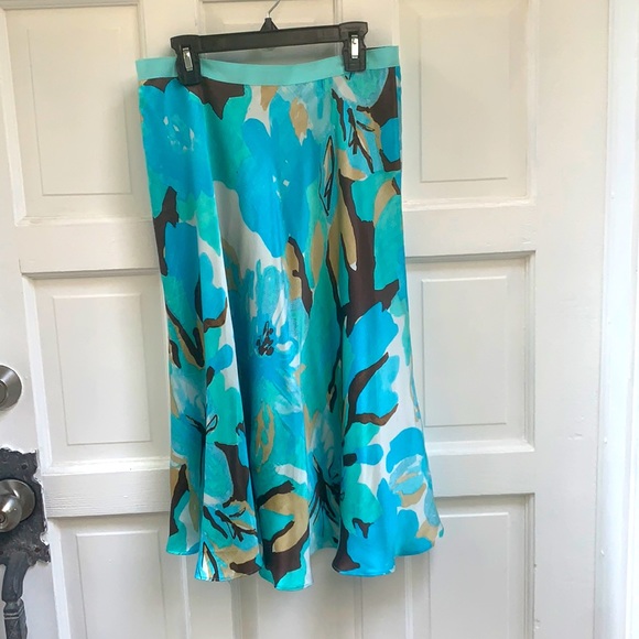 Banana Republic Blue Floral Silk Skirt, 2 - Picture 4 of 5
